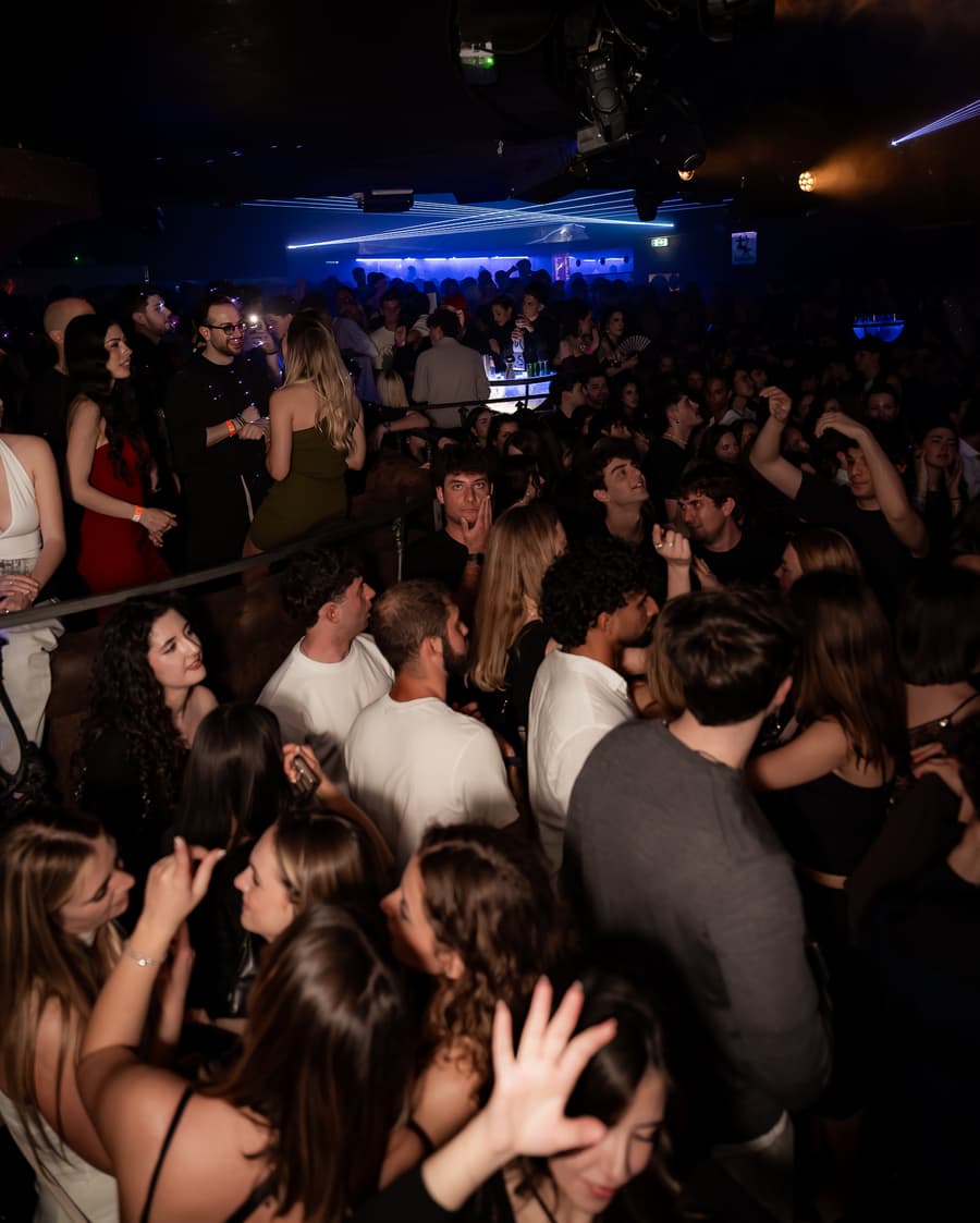 Il pubblico dell'Art Cafè durante una serata